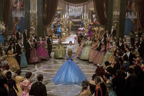 Cinderella - Câu chuyện Lọ lem hấp dẫn bởi nội dung, lóa mắt bởi trang phục 14